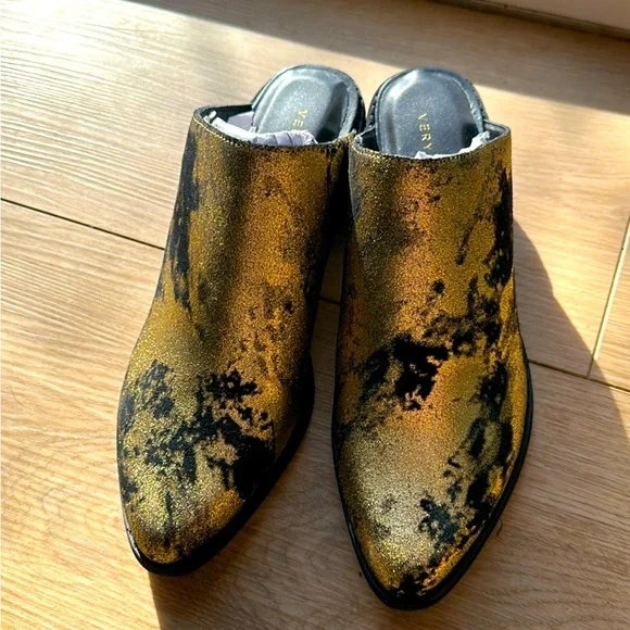 Very Volatile Moonstruck Gold/ Black
Leather Mules - Picture 2 of 5